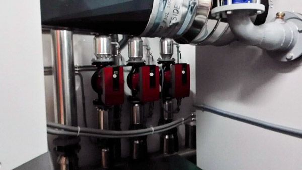 Un montón de tuberías están conectadas a una máquina en una habitación.