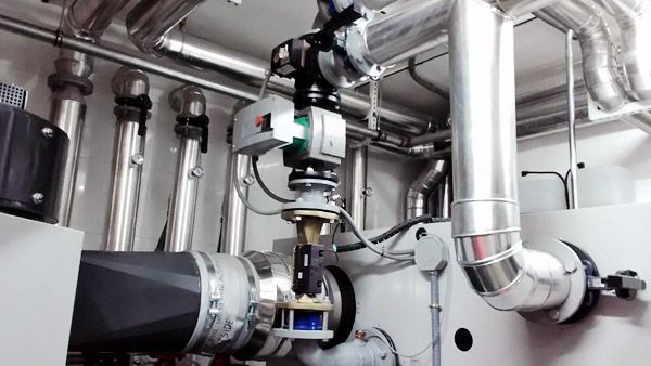 Un montón de tuberías están conectadas a una máquina en una habitación.