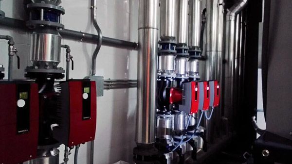 Una habitación llena de tuberías y bombas.