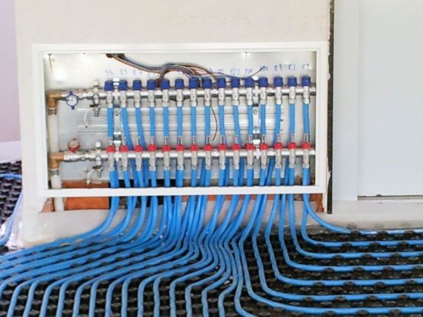 Un montón de cables azules salen de una caja.