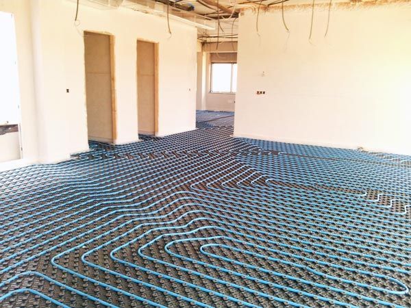 Una habitación con sistema de calefacción por suelo radiante azul y negro.