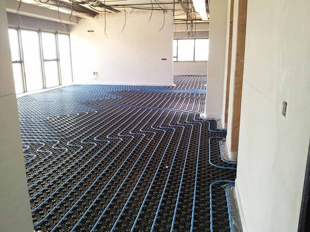 Una habitación con muchas tuberías en el suelo.