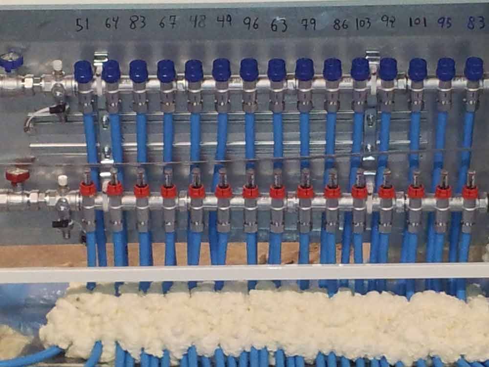 Un montón de tubos azules están alineados en una fila.