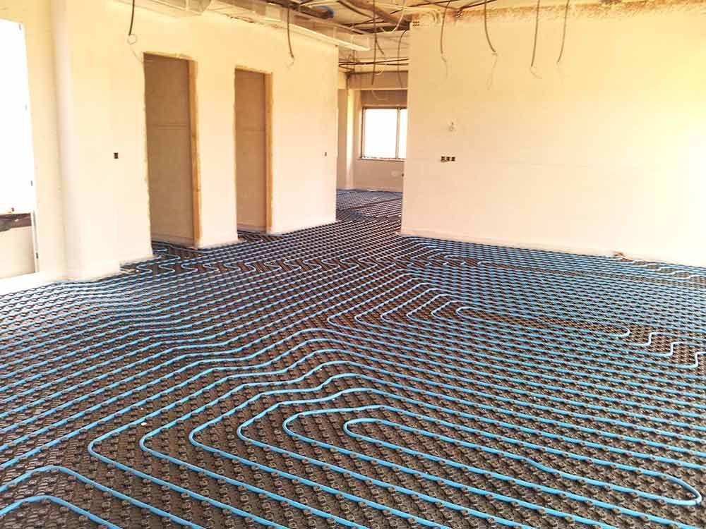 Una habitación con un sistema de calefacción por suelo radiante azul.