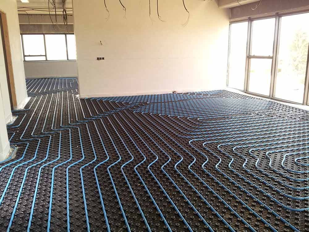 Una habitación con sistema de calefacción por suelo radiante.