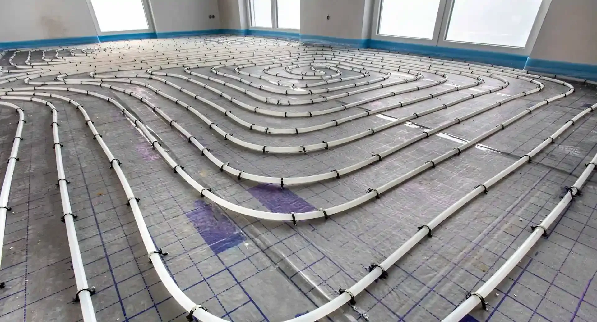 Una habitación con muchas tuberías en el suelo.