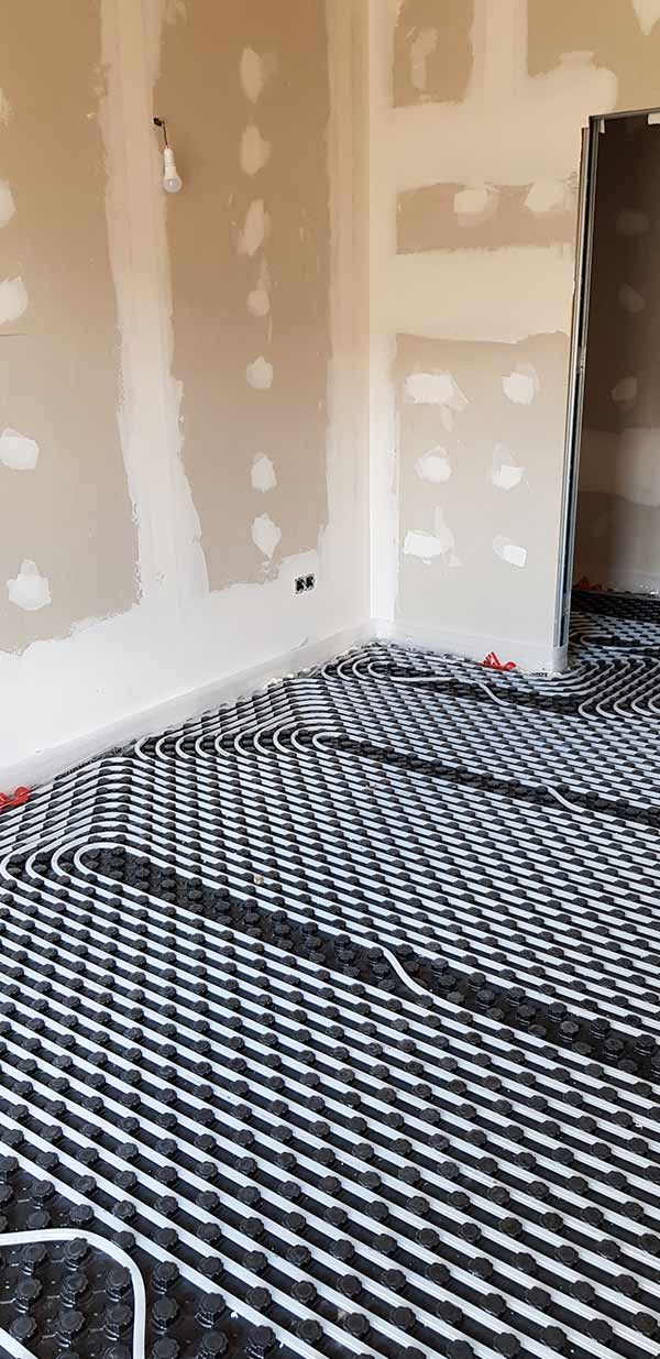 Una habitación con suelo de rayas blancas y negras y paredes blancas.