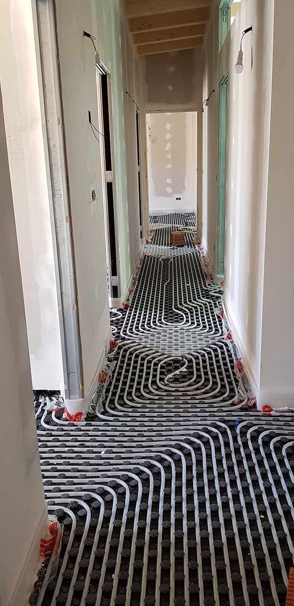 Un pasillo largo con suelo de rayas blancas y negras.