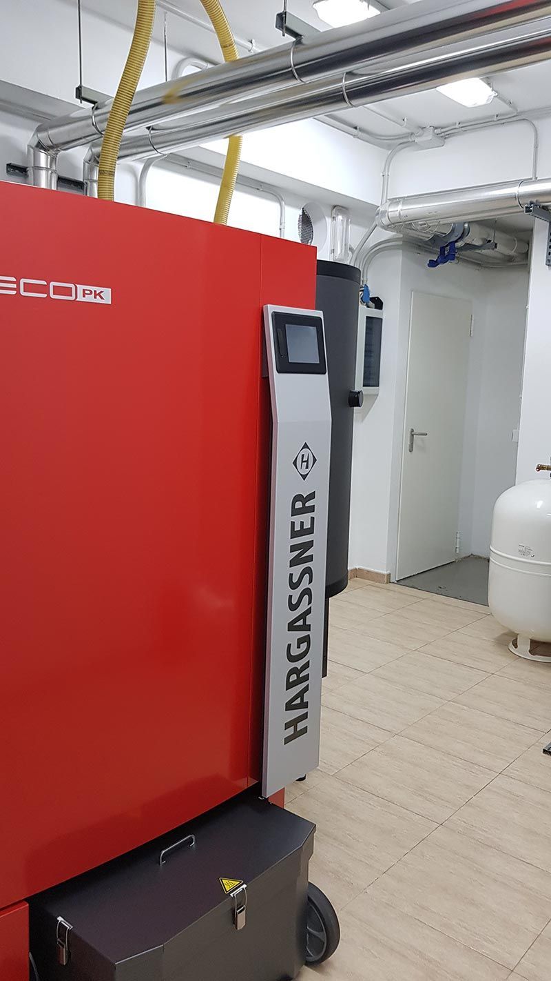 Una máquina roja y blanca está en una habitación al lado de una puerta.