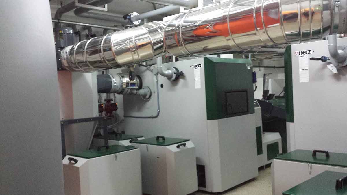 Una habitación llena de maquinaria y tuberías.