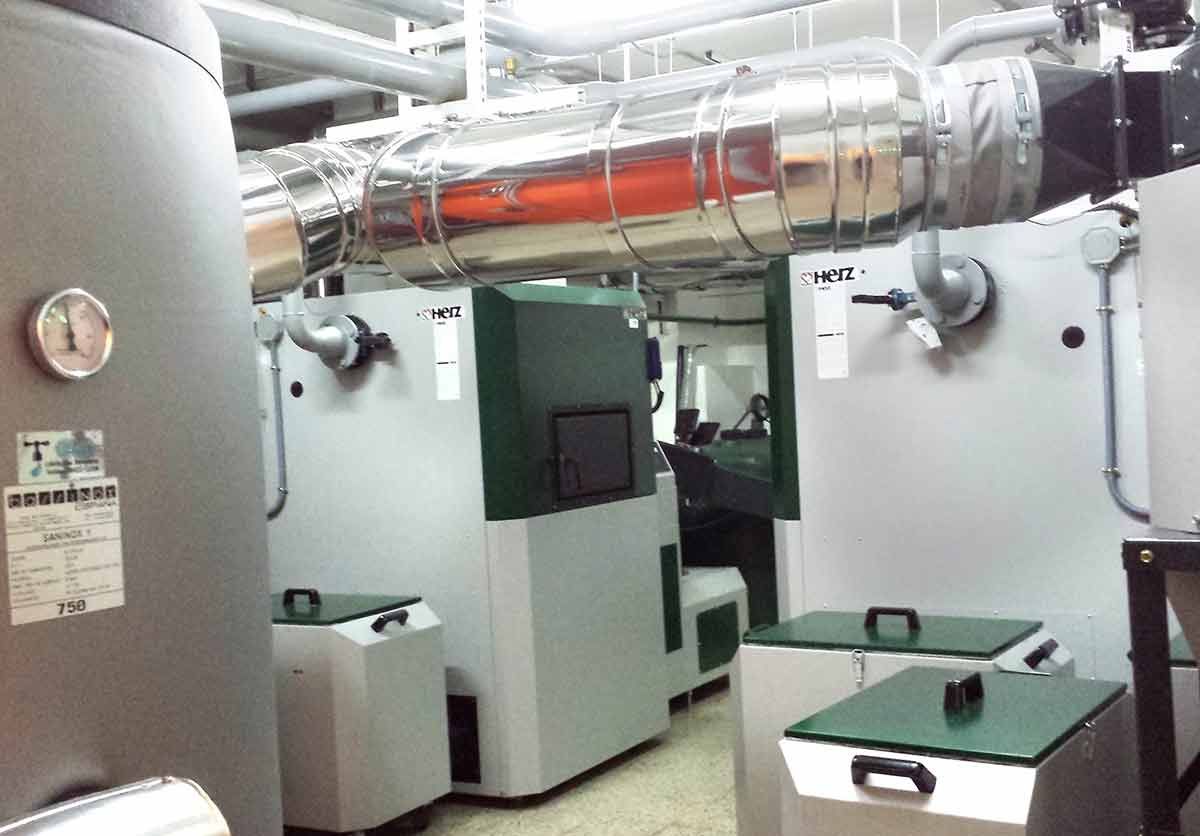 Una fila de calderas están alineadas en una habitación.