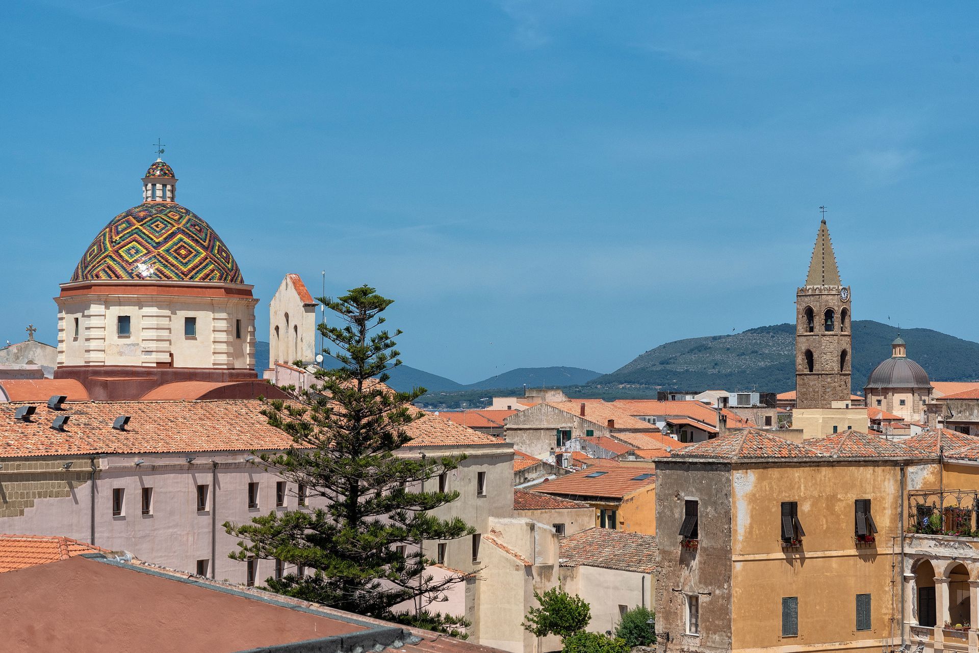 Centro storico di Alghero con la cupola di San Michele