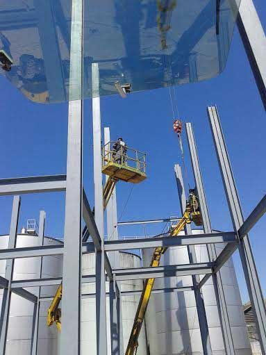 Un grupo de personas está trabajando en un edificio en construcción.