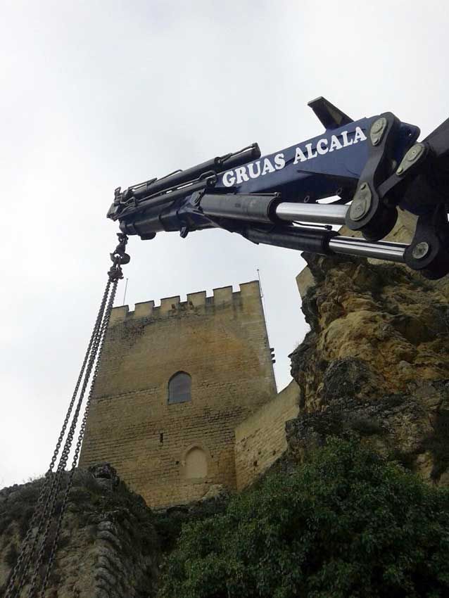 Una grúa grande con gruas alcala escrito en ella