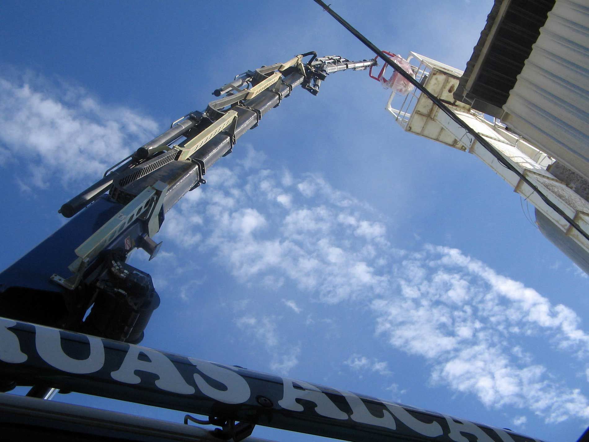 Mirando hacia arriba a una grúa con la palabra quast en ella