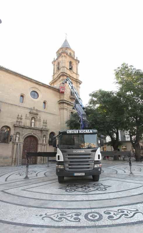 Un camión grúa está estacionado frente a una iglesia.