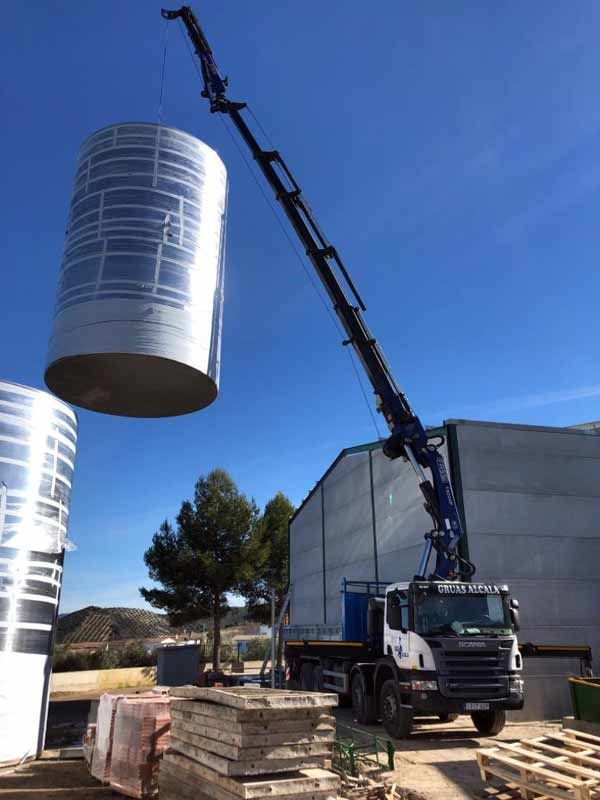Un gran cilindro de metal está siendo levantado por una grúa.