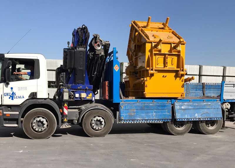 Un camión con una grúa en la parte trasera