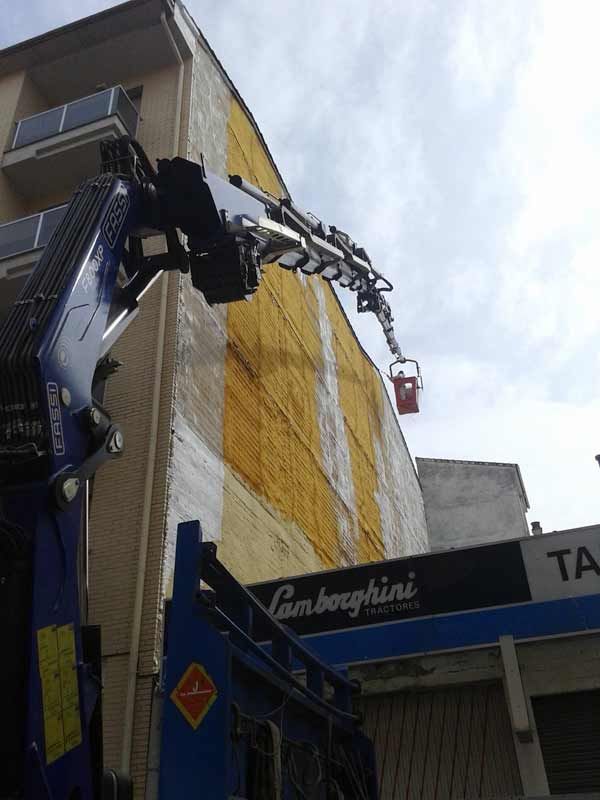 Un cartel de Lamborghini está en el costado de un edificio.