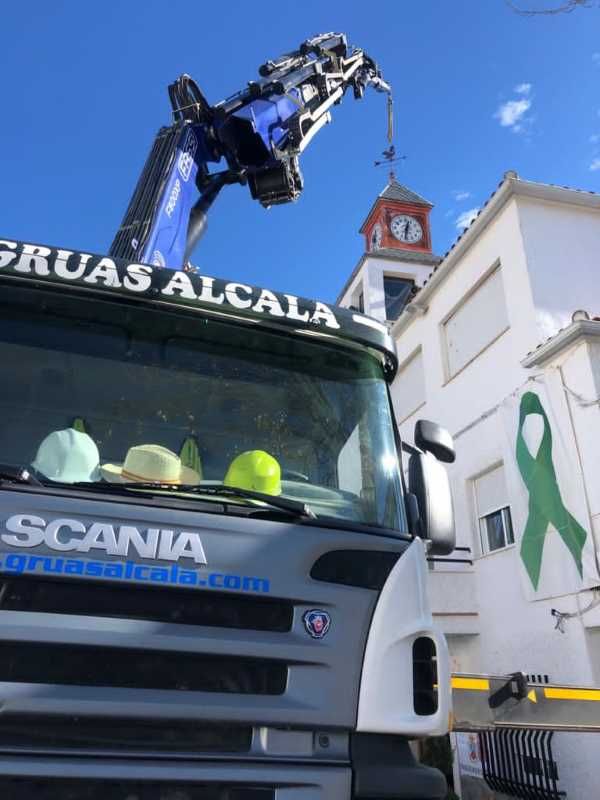 Un camión Scania está estacionado frente a un edificio.