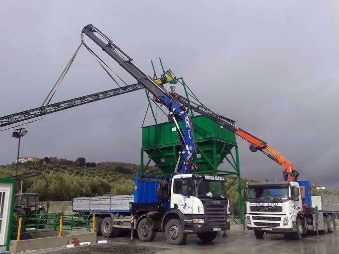 Un camión Volvo está siendo levantado por una grúa.