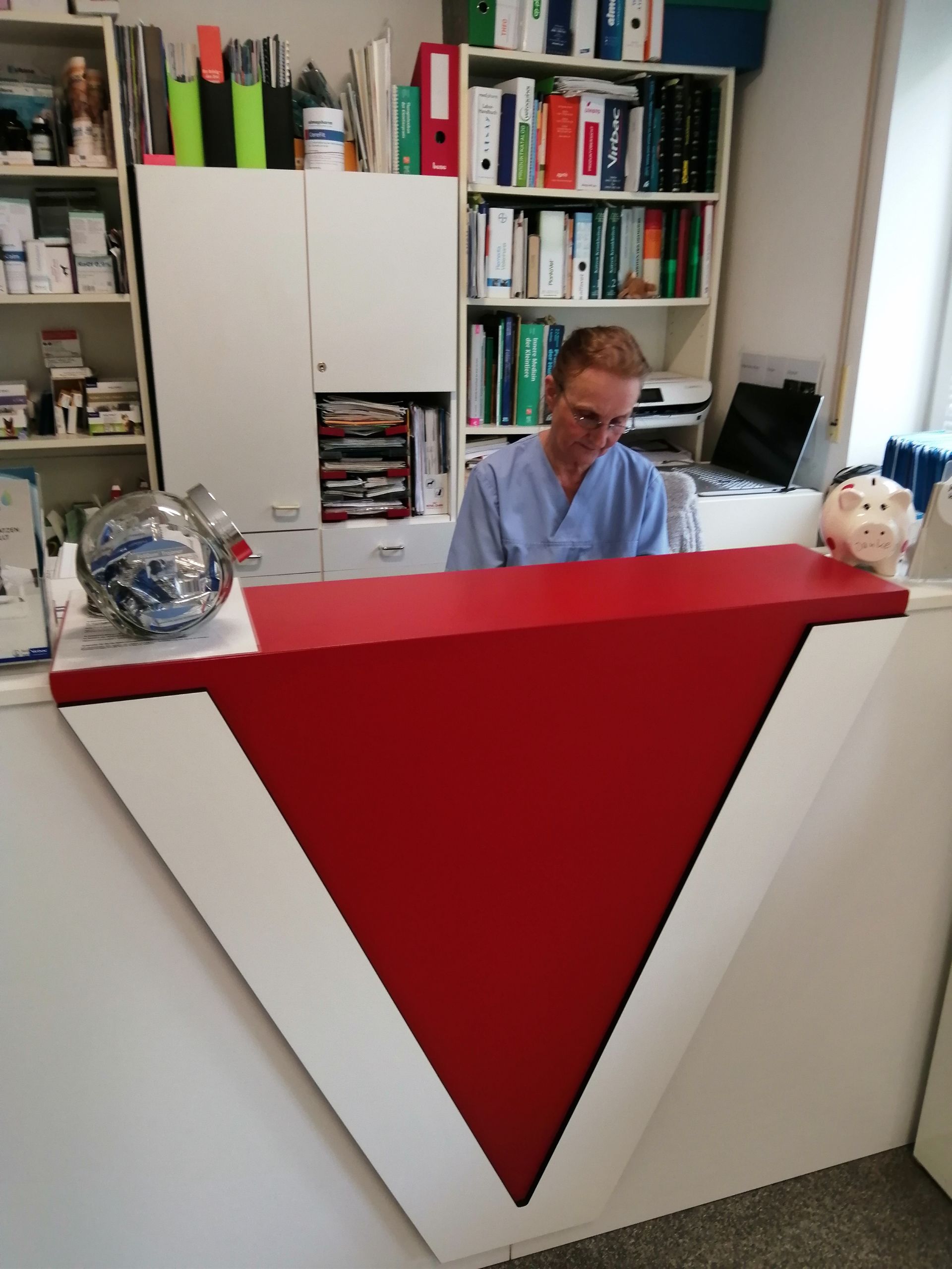 Heller Untersuchungsraum mit Schreibtisch und Laptop