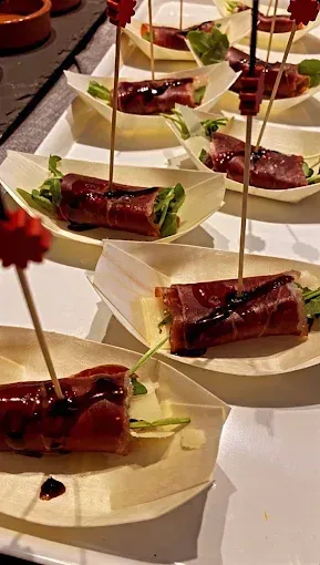 Una bandeja de comida con palillos de dientes sobre una mesa.