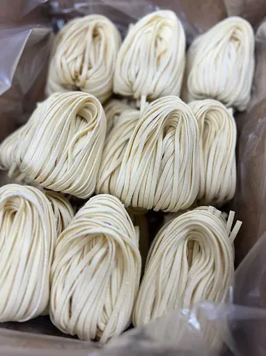 Una caja llena de fideos en una bolsa de plástico.