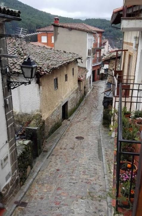 Una estrecha calle adoquinada en un pequeño pueblo.