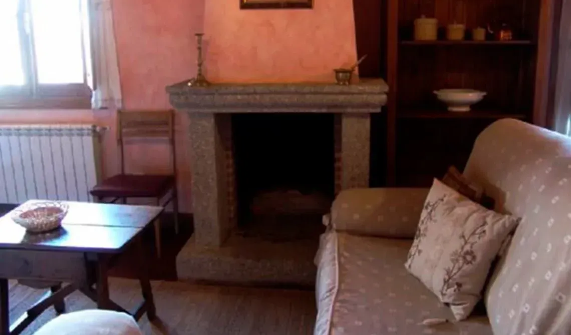 Una sala de estar con chimenea y un sofá.