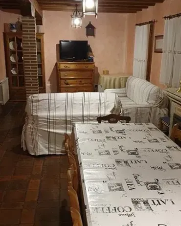 Una sala de estar con una mesa larga y un sofá.