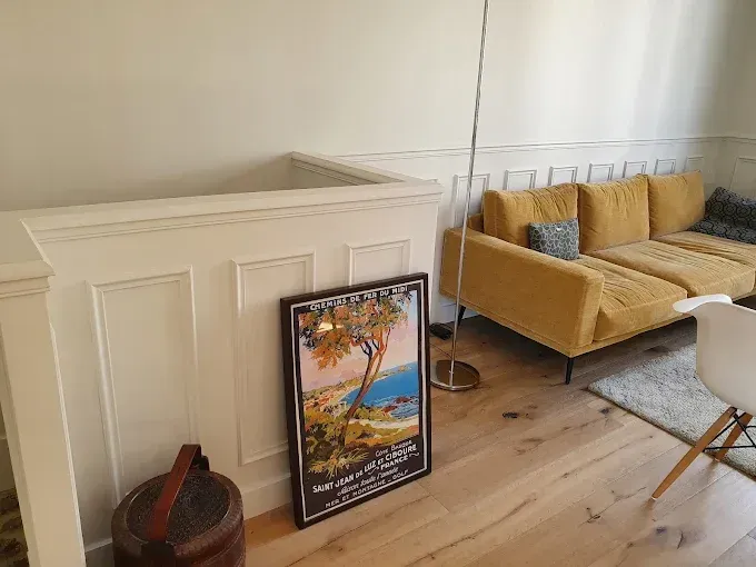 Coin d'un appartement avec cadre photo et vue partielle d'un parquet