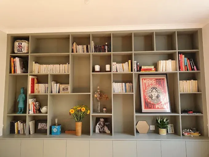 Bibliothèque avec des livres et des décorations