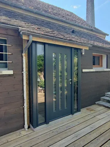 Porte d'entrée moderne gris anthracite avec des vitrages