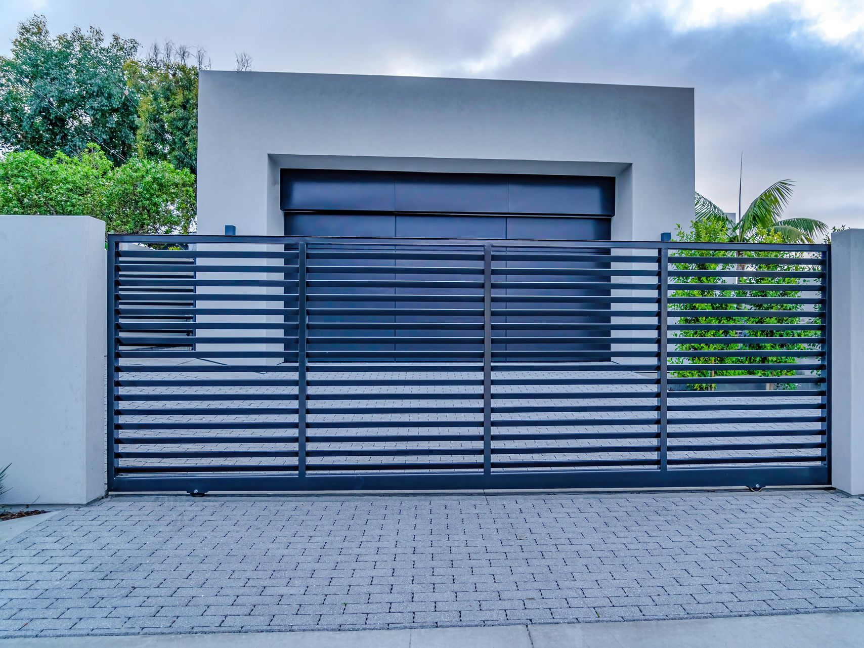 Maison avec un portail et une porte de garage en aluminium