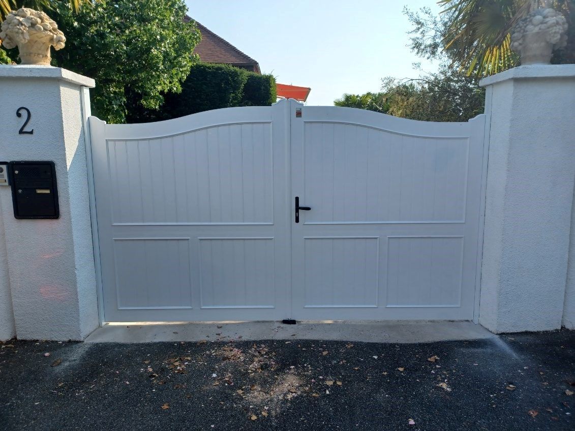 Portail en pvc blanc