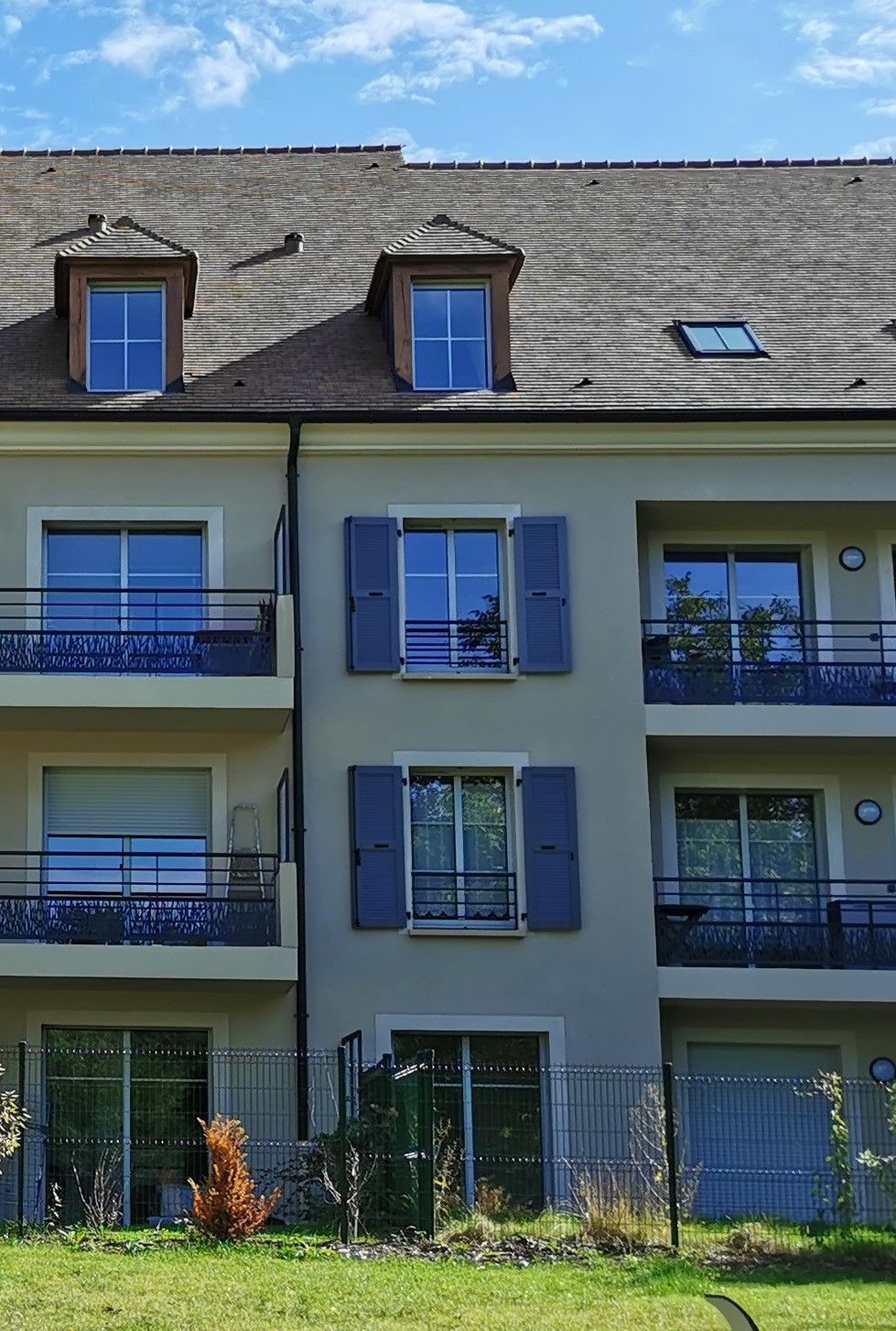 Menuiseries extérieures sur un immeuble avec plusieurs étages