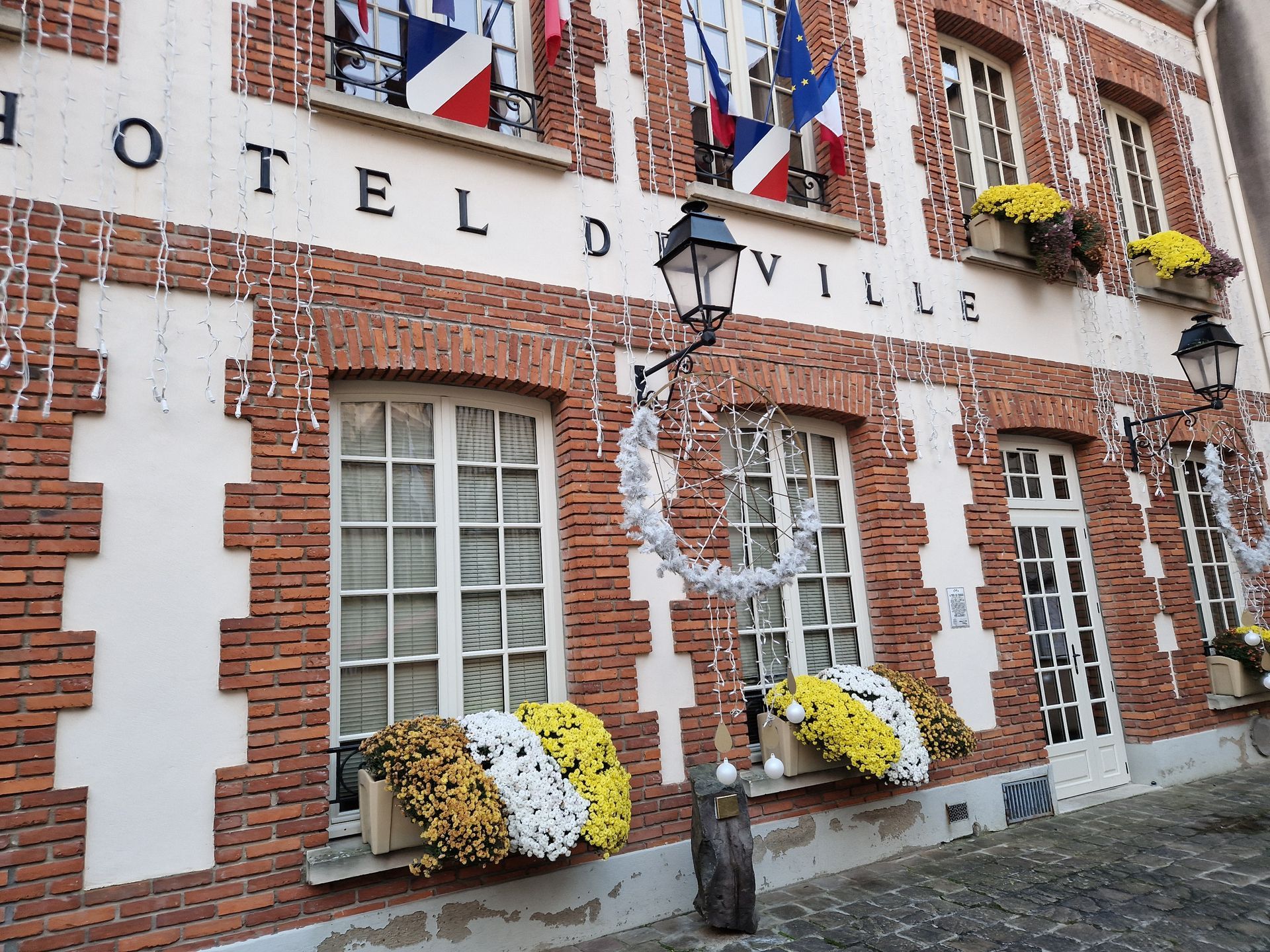Fenêtres neuves sur une façade d’hôtel de ville