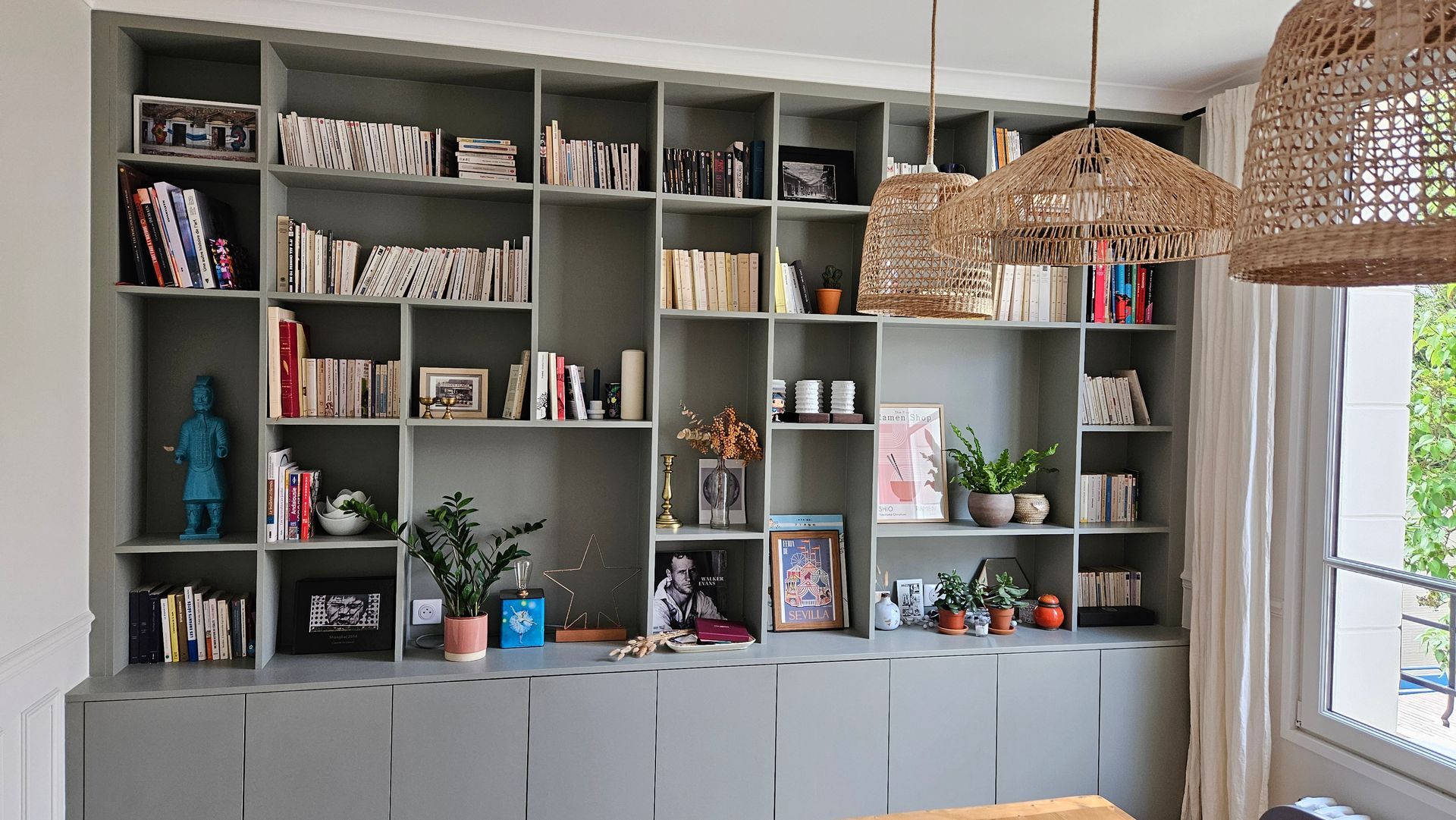 Bibliothèque grise en bois avec des livres