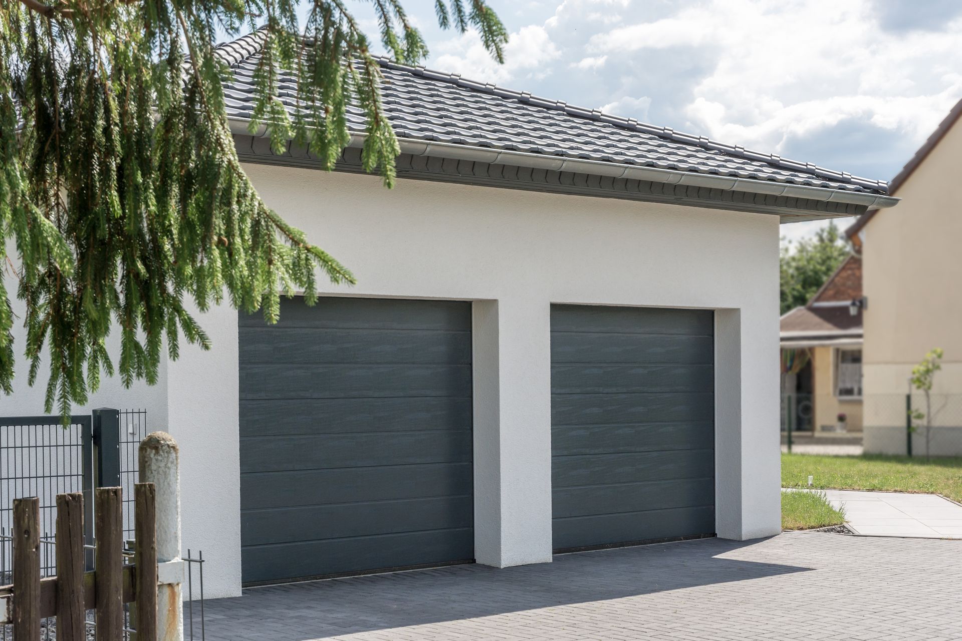 Maison avec deux portes de garage