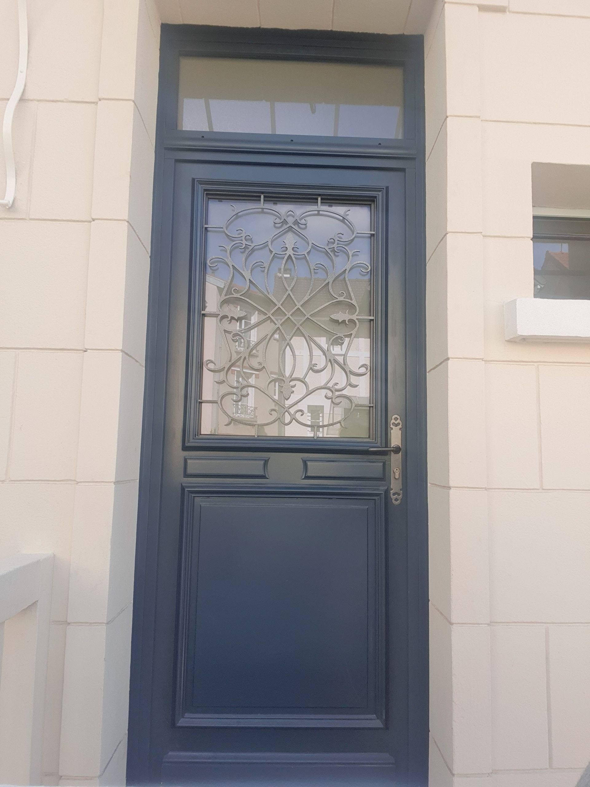 Porte d'entrée vitrée avec des motifs d'aspect métalique