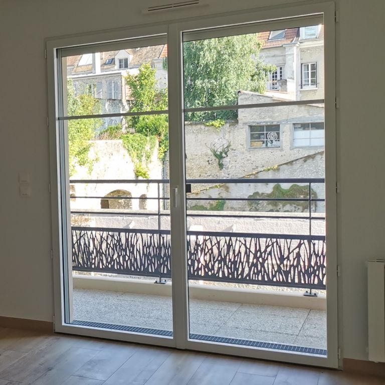 Porte-fenêtre donnant sur un balcon