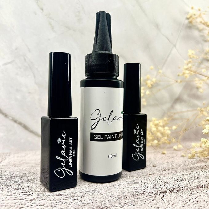 Eine Frau mit rosa Nägeln, dahinter ein Glastiegel mit rosa Pulver, Lavish Nails & Lashes