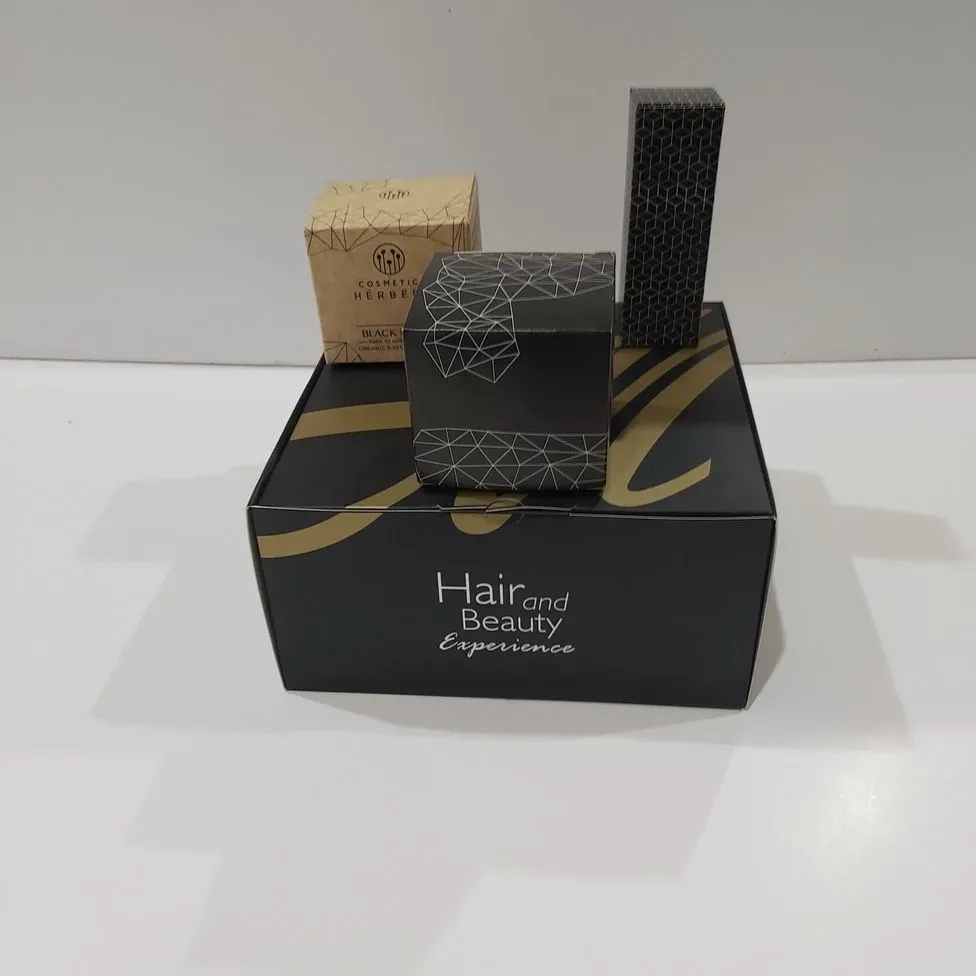 Una caja negra que dice cabello y belleza.