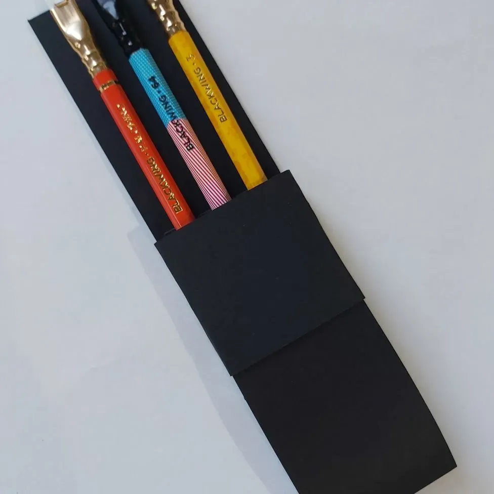 Tres lápices palomino están en una caja negra