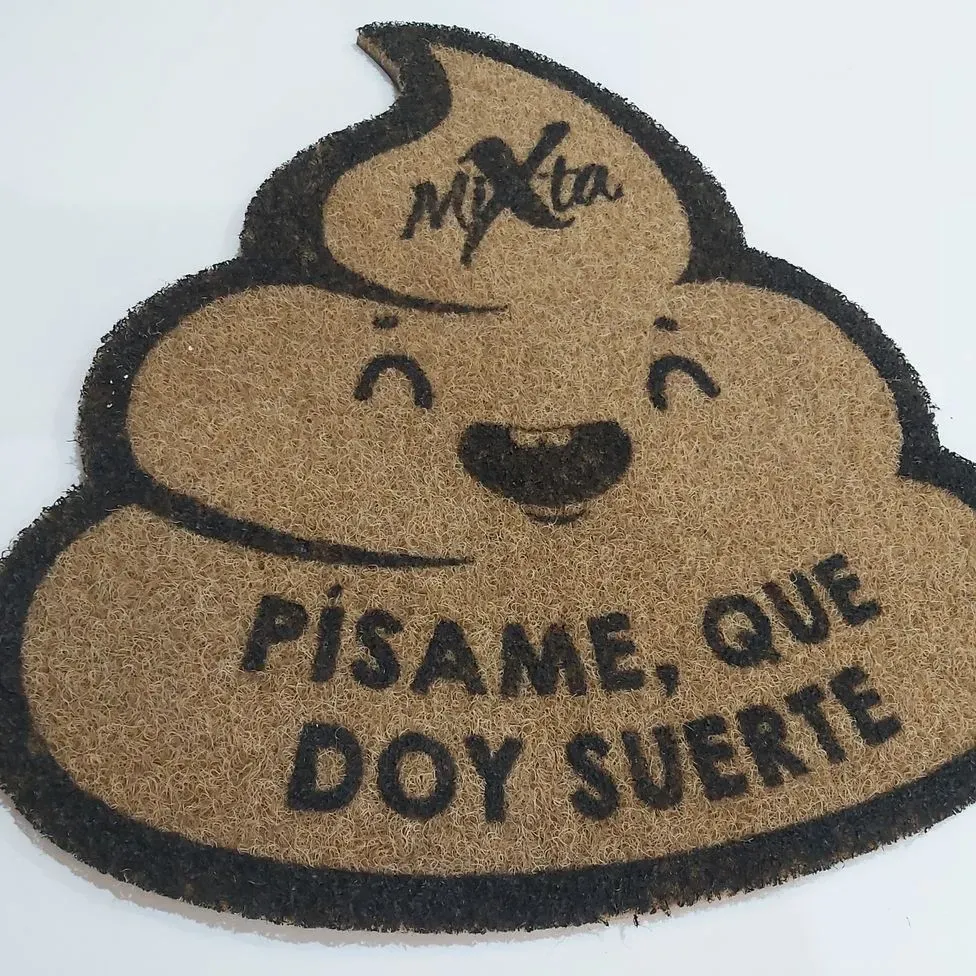 Un felpudo con forma de montón de caca que dice 