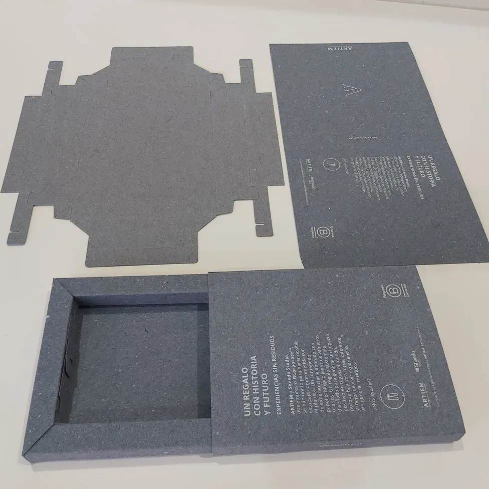 Una caja de cartón que dice 'cien años de imágenes'