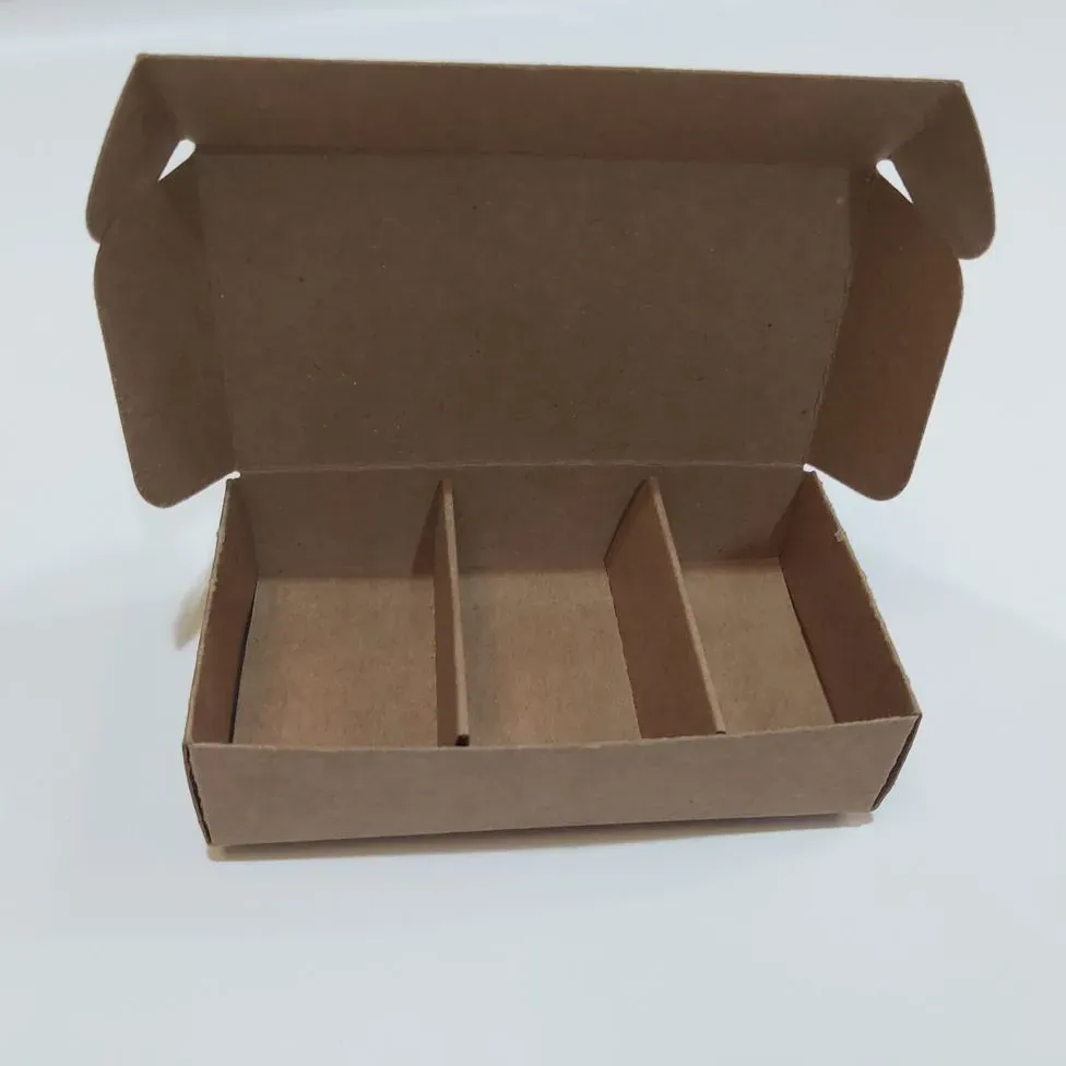 Una caja de cartón marrón con dos compartimentos.