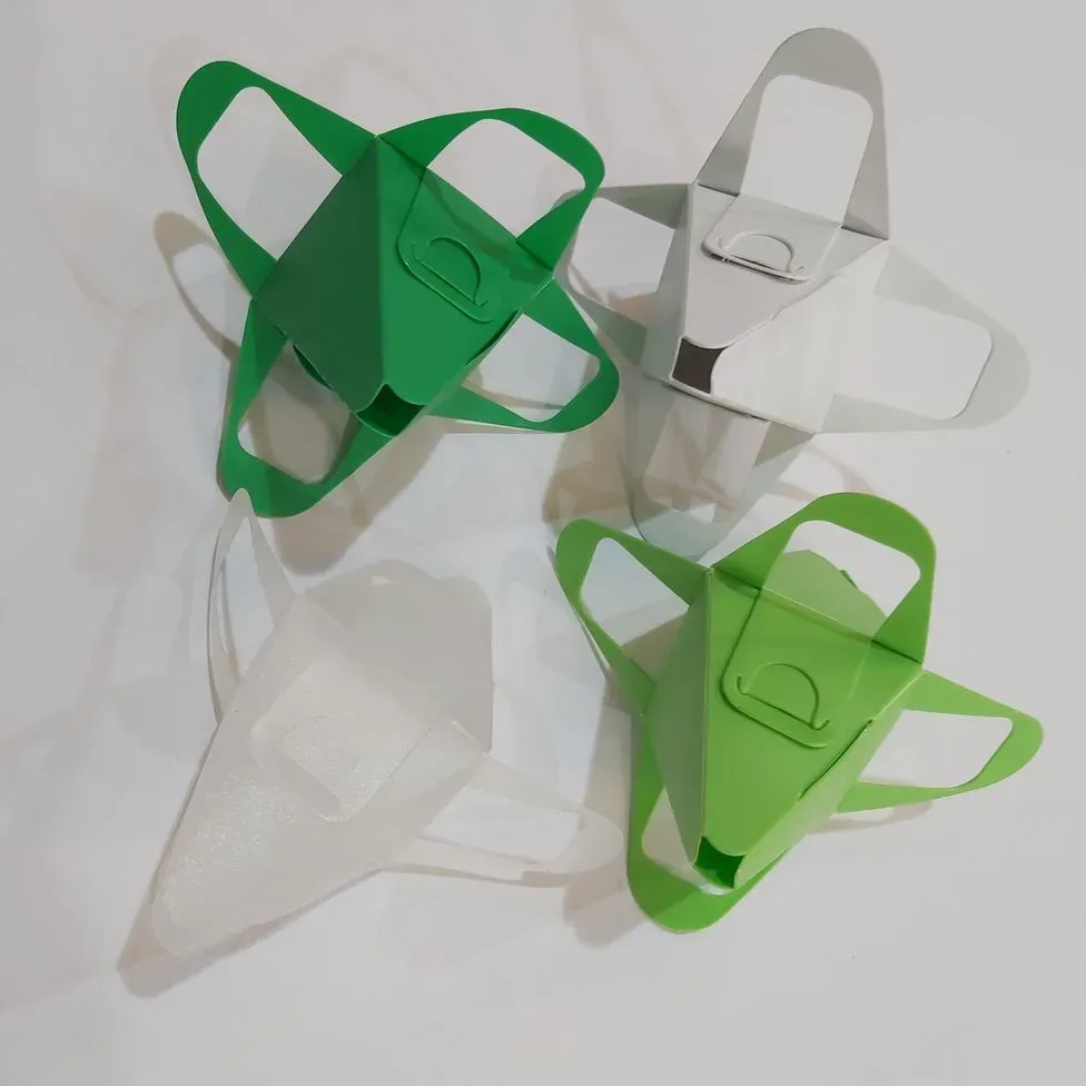 Tres cajas verdes y blancas con la letra d en ellas