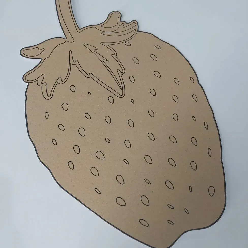 Un dibujo de cartón de una fresa con agujeros.